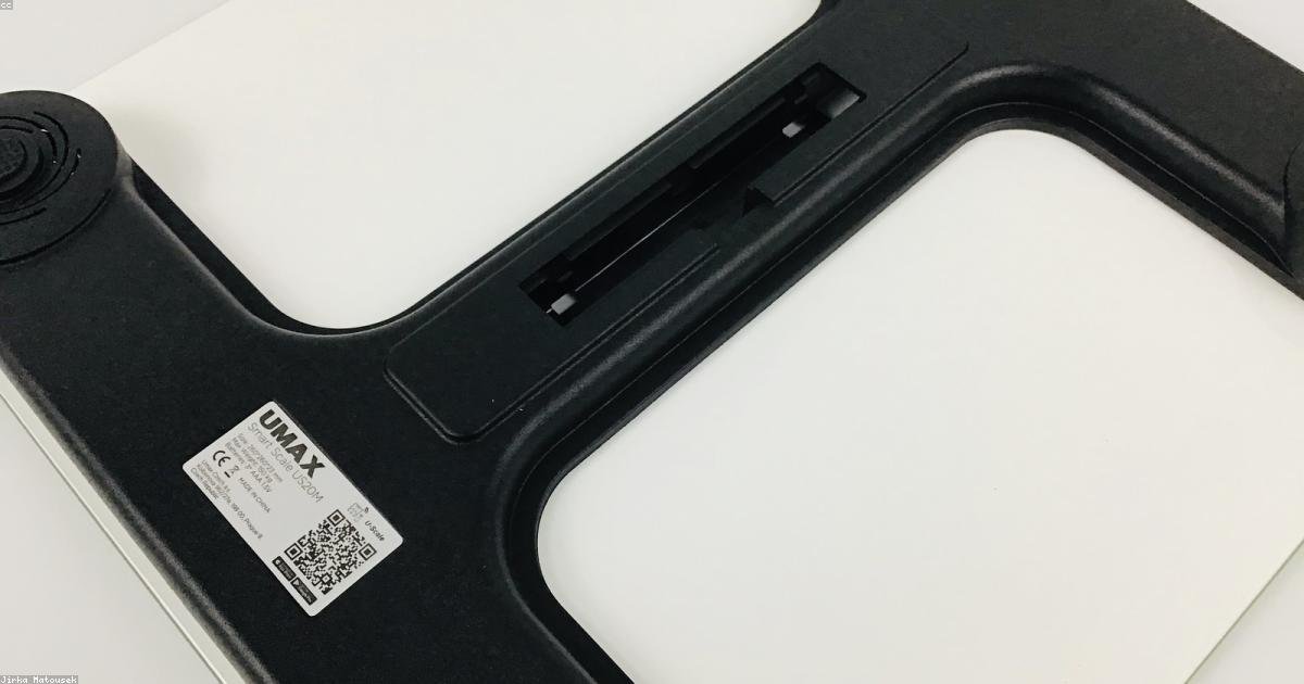 Coleção de gadgets futuristas como smartwear, assistente holográfico e robô de cozinha em ambiente moderno