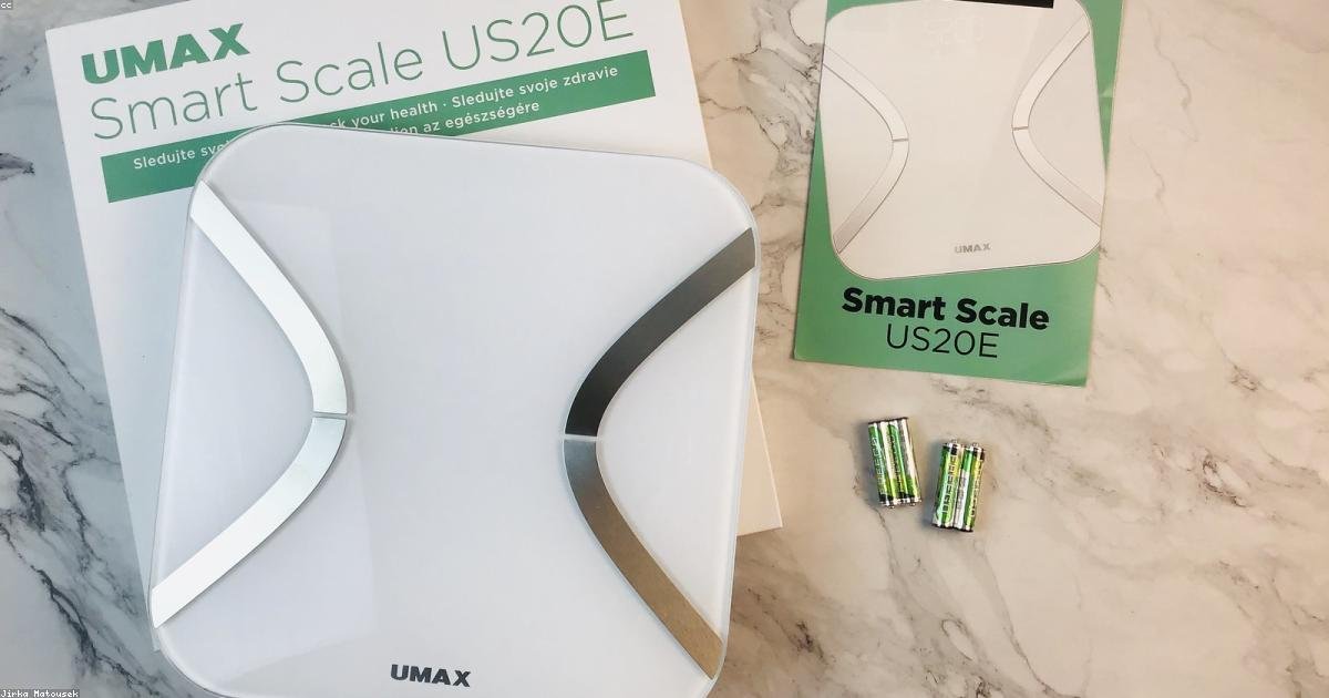 Conjunto de gadgets futuristas como óculos de realidade aumentada, smartwatch de saúde e robô doméstico