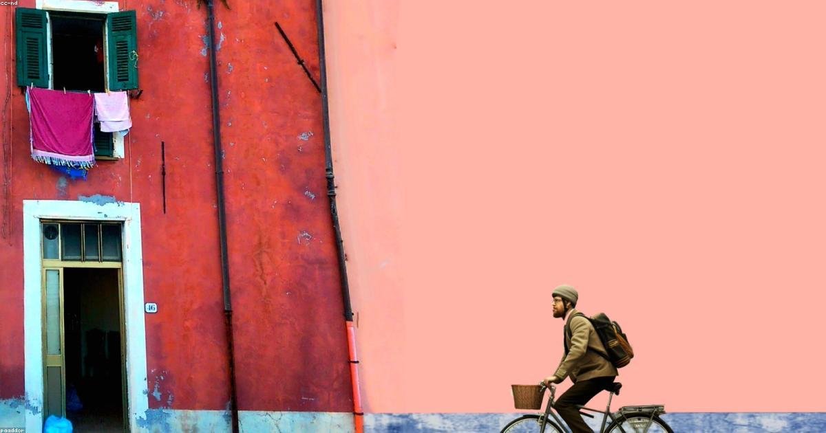 Analistas observando painéis de dados em tempo real em um escritório moderno e tecnológico