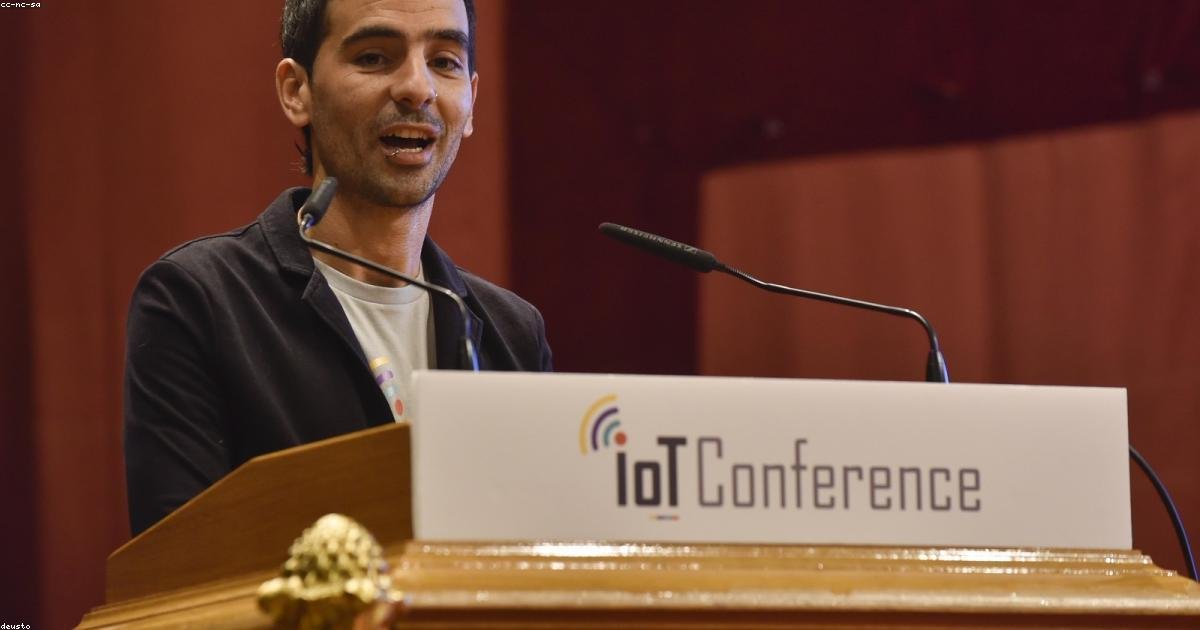 Ilustração digital mostrando dispositivos inteligentes conectados em rede em uma cidade futurista